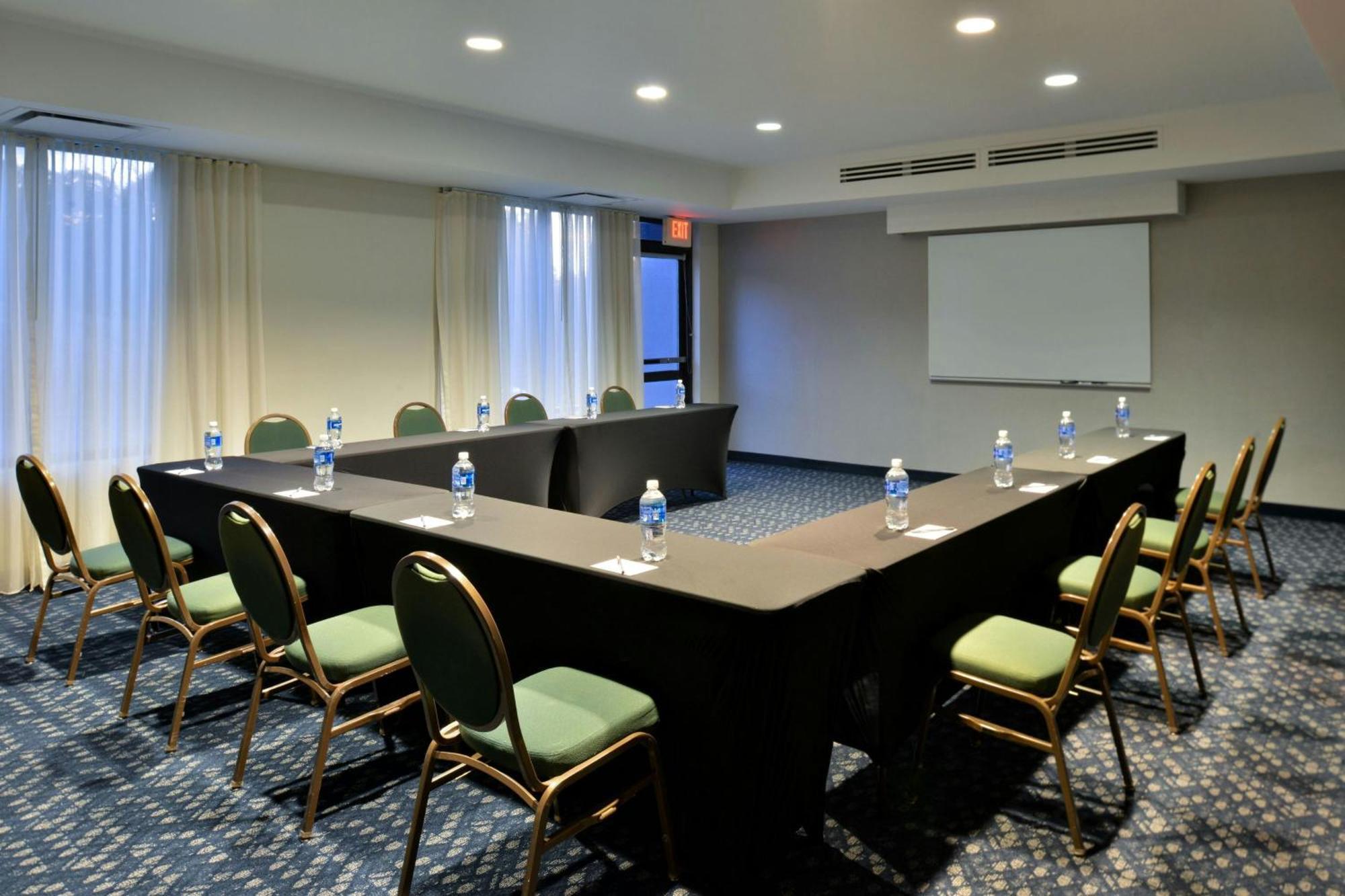 Courtyard By Marriott Harrisburg Hershey Экстерьер фото