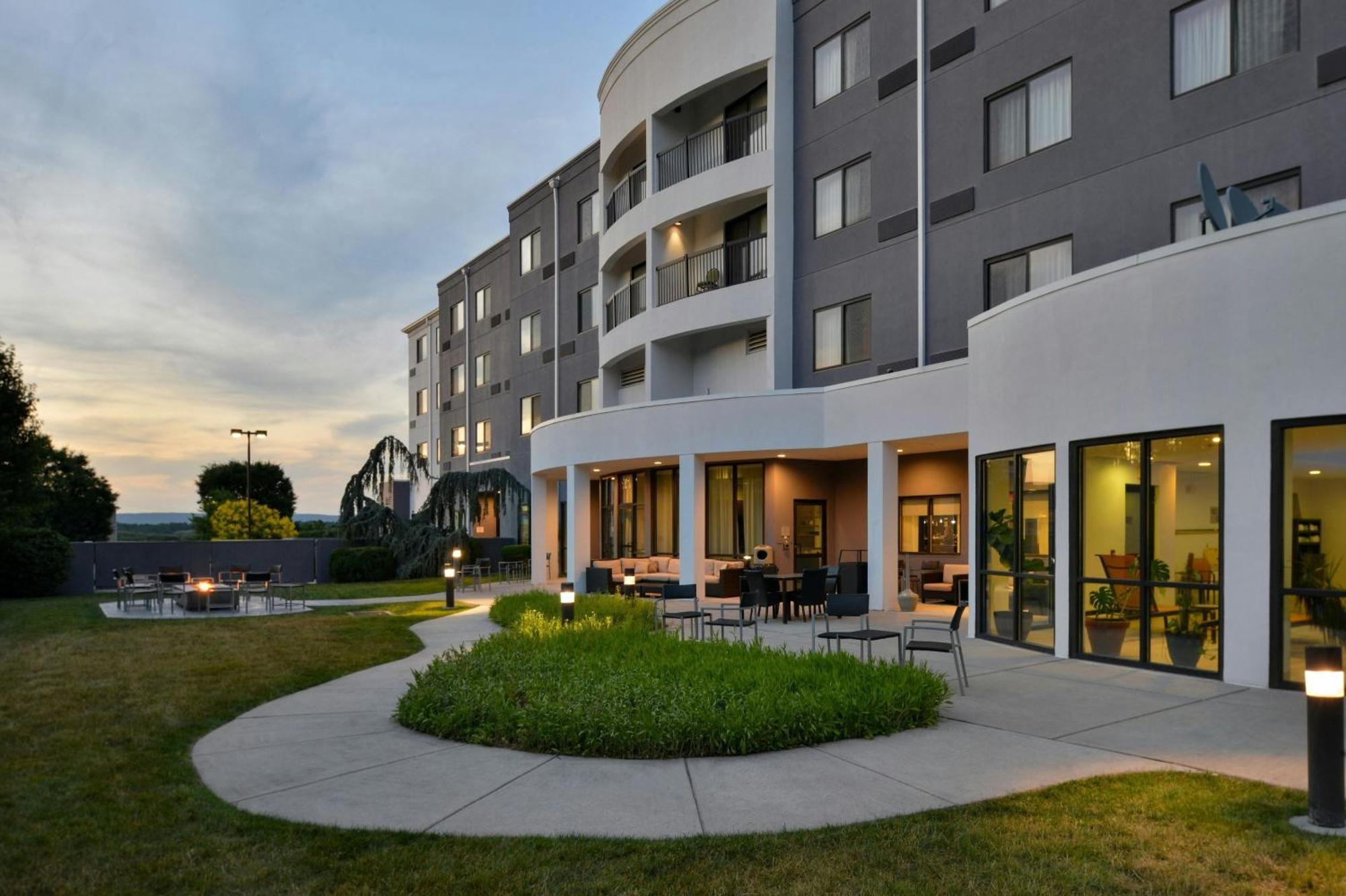 Courtyard By Marriott Harrisburg Hershey Экстерьер фото